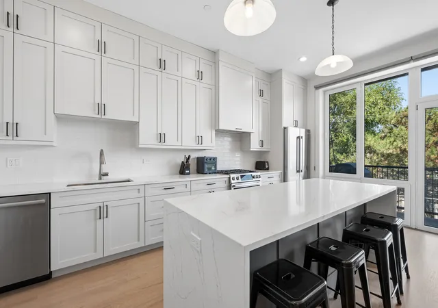 Listing Photo 5 - Condo for sale in building located at 4939 N Damen Ave, Chicago, IL 60625 - Unit #304