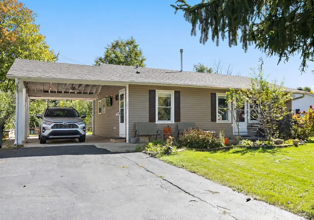 Photo 3 of Single family home for sale at 112 Mccabe Dr, Streamwood, IL 60107 | MLS# 12790532 | Listing updated on 2026-10-23