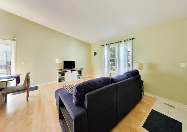 Photo 2 of Townhouse for sale at 1433 Oxford St, Carol Stream, IL 60188 | MLS# 12790534 | Listing updated on 2026-10-22