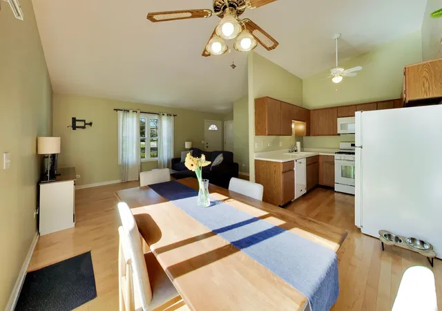 Photo 4 of Townhouse for sale at 1433 Oxford St, Carol Stream, IL 60188 | MLS# 12790534 | Listing updated on 2026-10-22