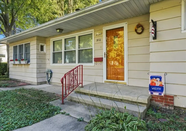 Photo 1 of Single family home for sale at 910 Warren St, Chenoa, IL 61726 | MLS# 12790546 | Listing updated on 2026-10-24