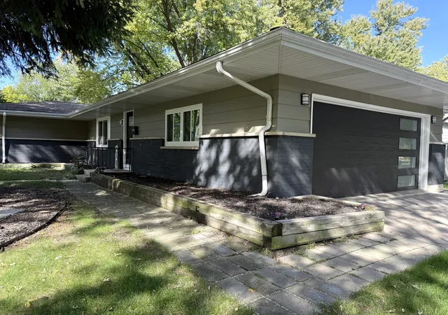 Photo 1 of Single family home for sale at 1500 Evergreen St, Saint Charles, IL 60174 | MLS# 12790568 | Listing updated on 2026-10-22