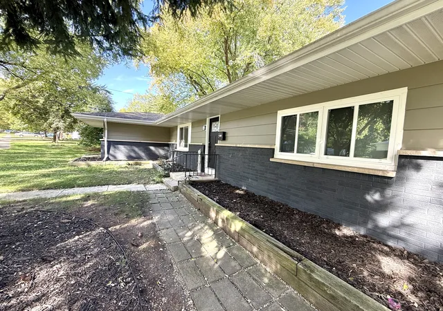 Photo 2 of Single family home for sale at 1500 Evergreen St, Saint Charles, IL 60174 | MLS# 12790568 | Listing updated on 2026-10-22
