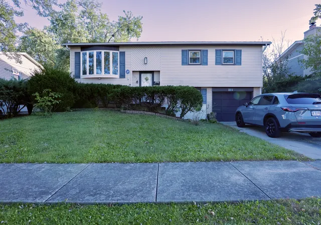 Photo 1 of Single family home for sale at 5917 Edward Dr, Oak Forest, IL 60452 | MLS# 12790607 | Listing updated on 2026-10-22