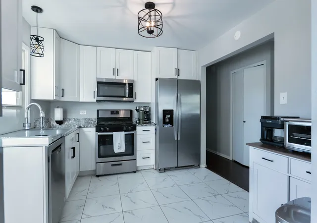 Photo 4 of Single family home for sale at 5917 Edward Dr, Oak Forest, IL 60452 | MLS# 12790607 | Listing updated on 2026-10-22