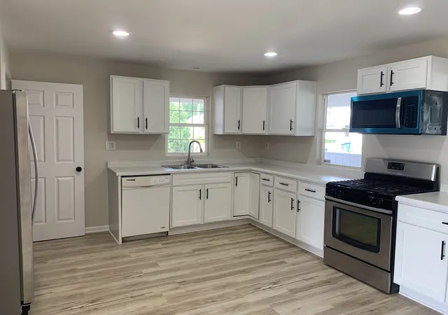 Photo 4 of Single family home for sale at 949 Harriet Ave, Aurora, IL 60505 | MLS# 12790651 | Listing updated on 2026-10-23