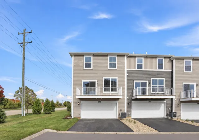 Photo 3 of Townhouse for sale at 180 E Berkshire Dr, Crystal Lake, IL 60014 | MLS# 12790664 | Listing updated on 2026-10-21