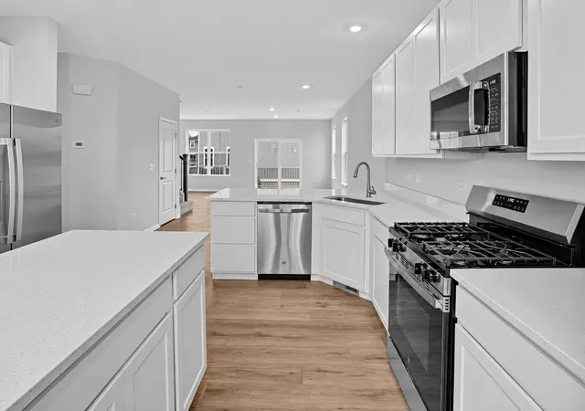 Photo 4 of Townhouse for sale at 180 E Berkshire Dr, Crystal Lake, IL 60014 | MLS# 12790664 | Listing updated on 2026-10-21