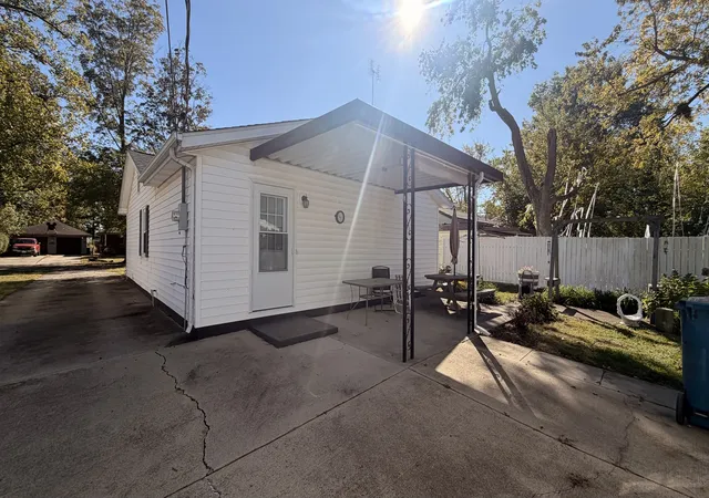 Photo 4 of Single family home for sale at 1308 Short St, Centralia, IL 62801 | MLS# 12790685 | Listing updated on 2026-10-21