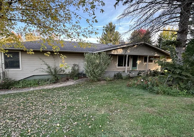 Single family home for sale at 250 S 14th Street, Clinton, IA 52732 | MLS# 12790687