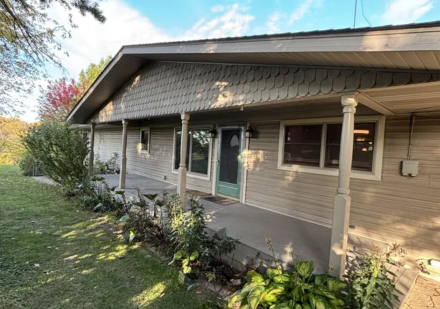 Photo 2 of Single family home for sale at 250 S 14th Street, Clinton, IA 52732 | MLS# 12790687 | Listing updated on 2026-10-27