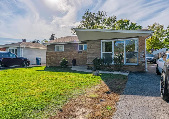 Photo 1 of Single family home for sale at 840 N Craig Pl, Addison, IL 60101 | MLS# 12790691 | Listing updated on 2026-10-23