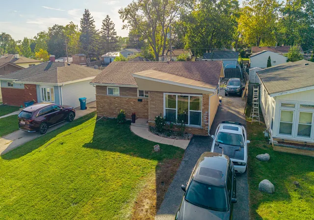 Photo 2 of Single family home for sale at 840 N Craig Pl, Addison, IL 60101 | MLS# 12790691 | Listing updated on 2026-10-23