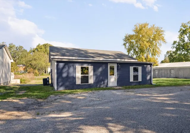 Photo 3 of Single family home for sale at 610 E Livingston St, Monticello, IL 61856 | MLS# 12790722 | Listing updated on 2026-10-22