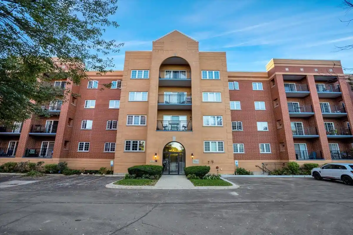 Listing Photo 1 - Condo for sale in 55 S Hale St located at 55 S Hale St, Palatine, IL 60067 - Unit #207
