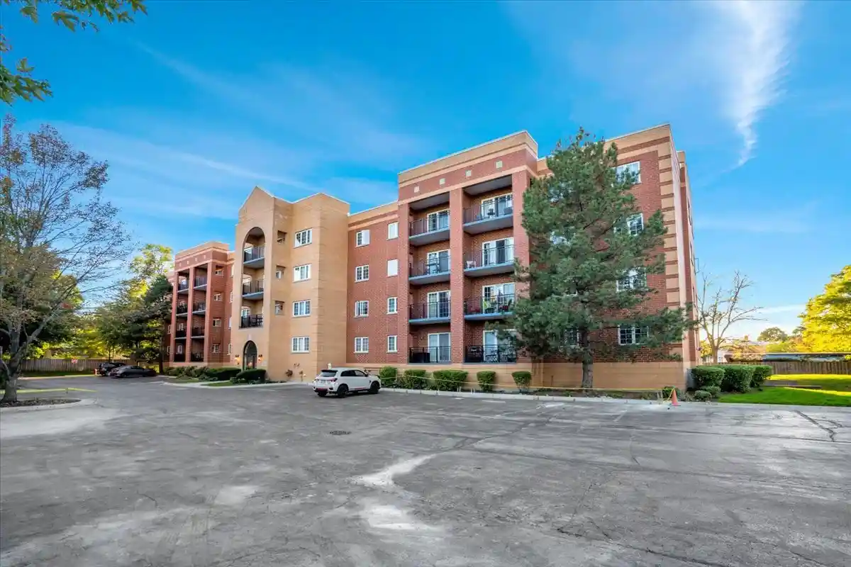 Listing Photo 2 - Condo for sale in 55 S Hale St located at 55 S Hale St, Palatine, IL 60067 - Unit #207