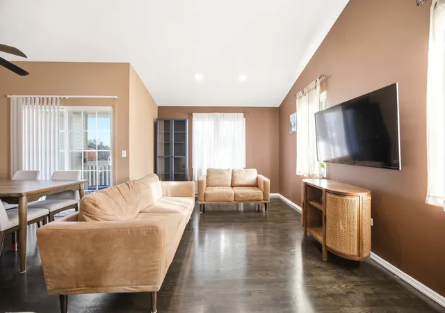 Listing Photo 3 - Condo for sale in building located at 625 Silverstone Dr, Carpentersville, IL 60110 - Unit #625