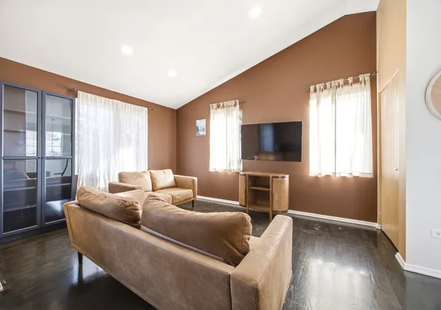 Listing Photo 4 - Condo for sale in building located at 625 Silverstone Dr, Carpentersville, IL 60110 - Unit #625