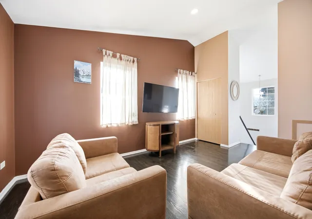 Listing Photo 5 - Condo for sale in building located at 625 Silverstone Dr, Carpentersville, IL 60110 - Unit #625