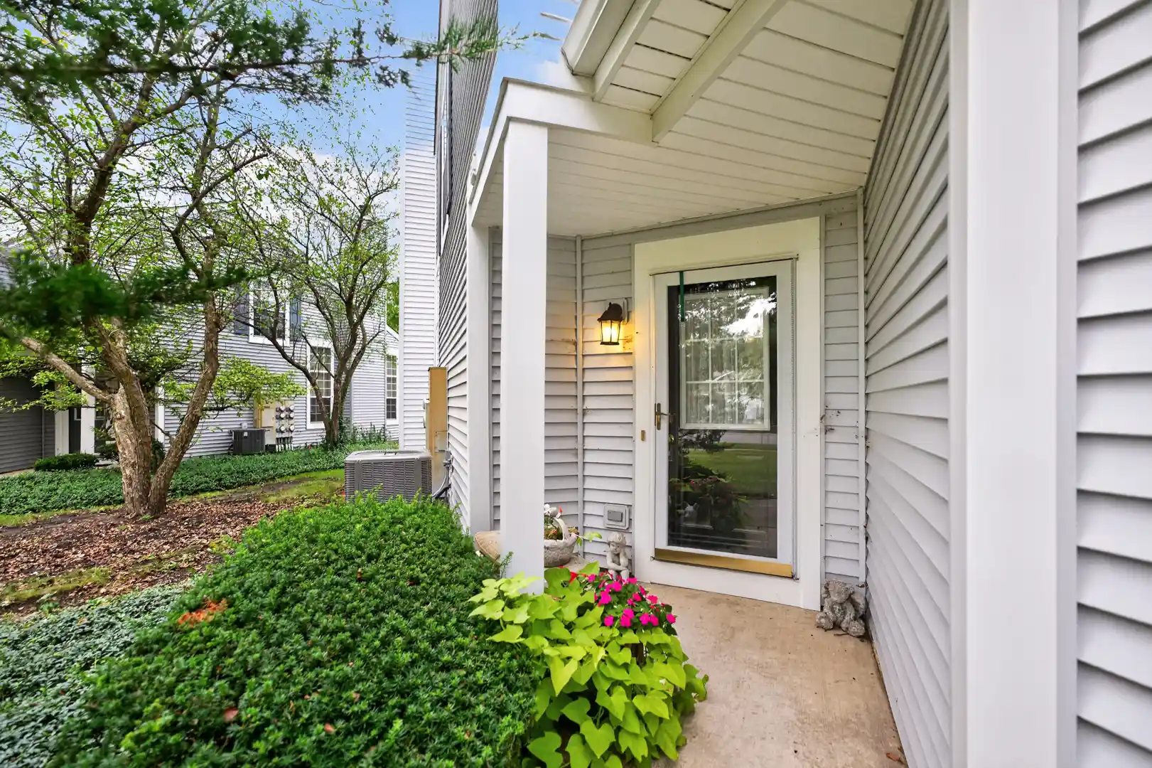 Listing Photo 2 - Condo for sale in 1474 Walnut Hl Ave located at 1474 Walnut Hl Ave, St. Charles, IL 60174 - Unit 1474 Walnut Hl Ave