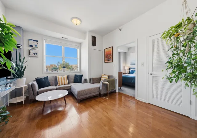 Listing Photo 4 - Condo for sale in building located at 828 W Grace St, Chicago, IL 60613 - Unit #1206