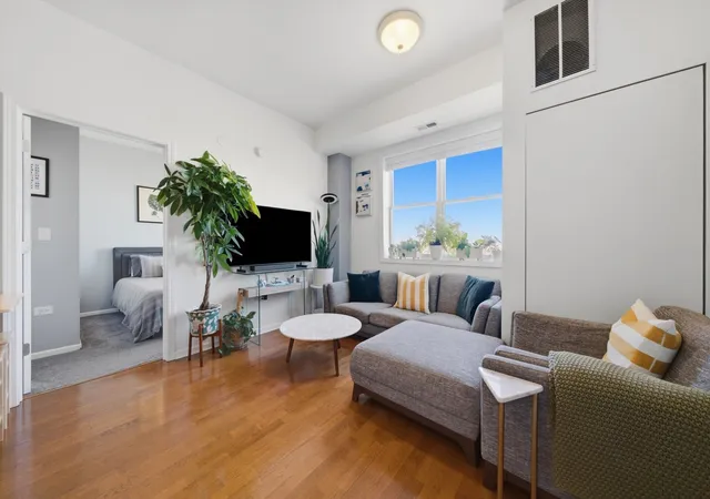 Listing Photo 5 - Condo for sale in building located at 828 W Grace St, Chicago, IL 60613 - Unit #1206