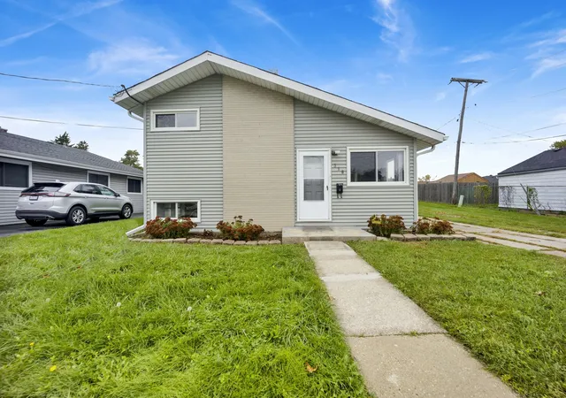 Single family home for sale at 318 E Maple Ave, Roselle, IL 60172 | MLS# 12790785