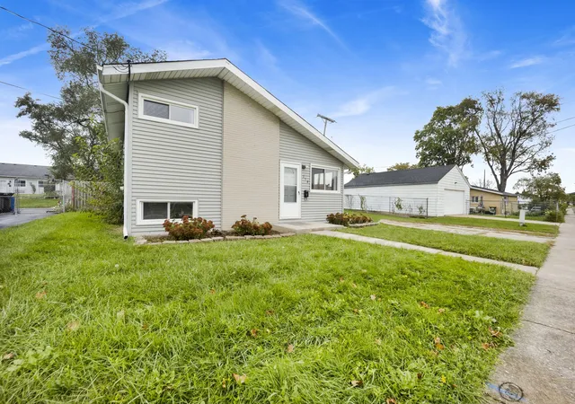Photo 1 of Single family home for sale at 318 E Maple Ave, Roselle, IL 60172 | MLS# 12790785 | Listing updated on 2026-10-21
