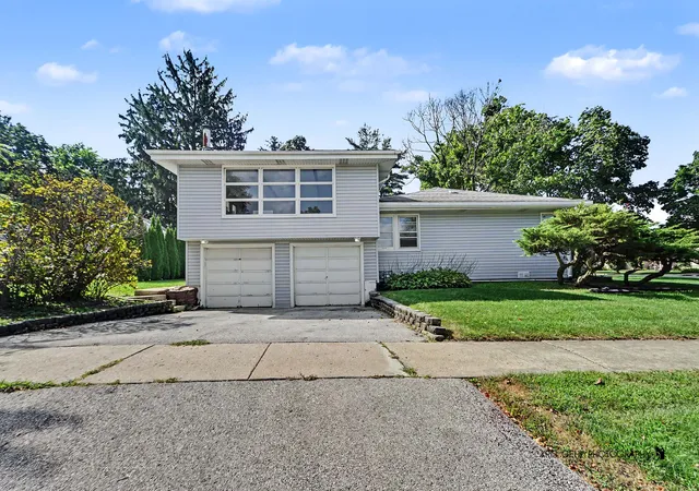 Photo 1 of Single family home for sale at 425 N Main St, Lombard, IL 60148 | MLS# 12790834 | Listing updated on 2026-10-28