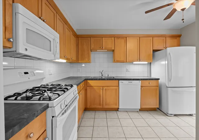 Photo 4 of Condo for sale at 7255 N Ridge Blvd #303, Chicago, IL 60645 | MLS# 12790857 | Listing updated on 2026-10-22