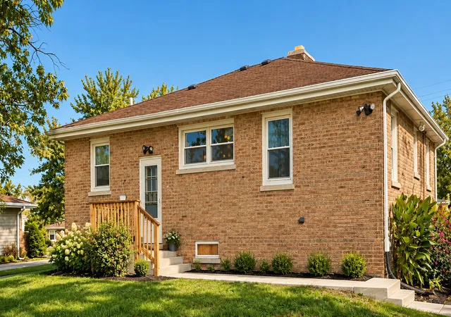 Photo 4 of Single family home for sale at 15516 Laramie Ave, Oak Forest, IL 60452 | MLS# 12790860 | Listing updated on 2026-10-23
