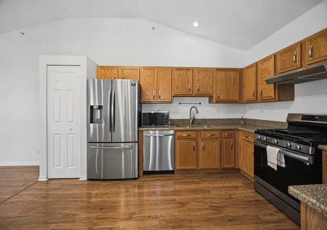 Photo 3 of Townhouse for sale at 121 Commons Ct, Wheeling, IL 60090 | MLS# 12790922 | Listing updated on 2026-10-29