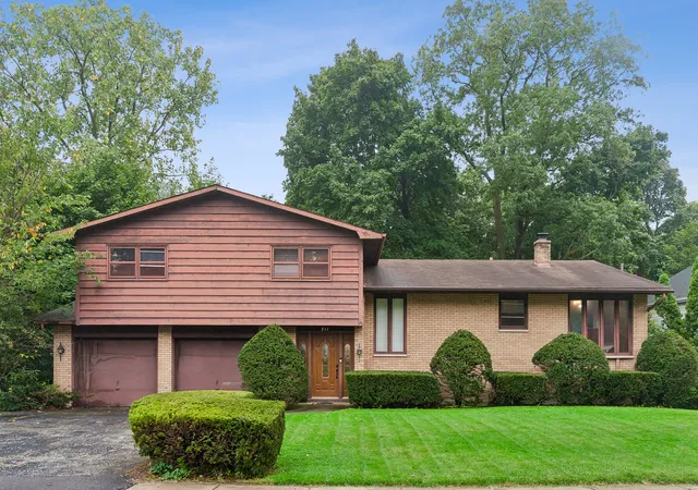Photo 2 of Single family home for sale at 211 Sheridan Ct, Waukegan, IL 60085 | MLS# 12790940 | Listing updated on 2026-10-21