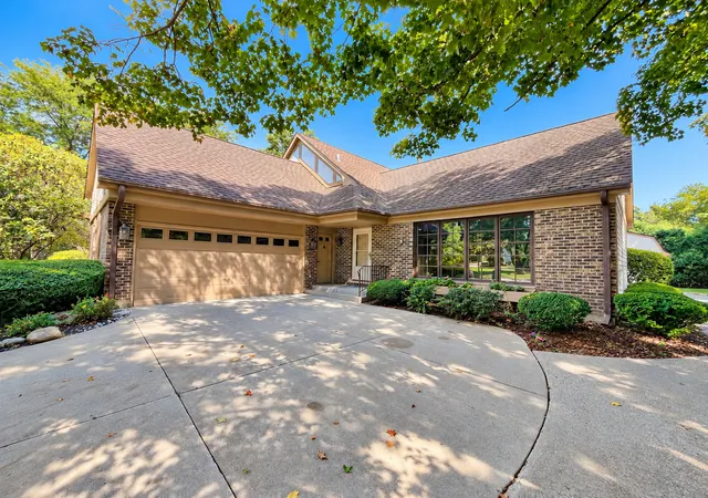 Photo 2 of Single family home for sale at 3 Alexandria Dr, Vernon Hills, IL 60061 | MLS# 12790976 | Listing updated on 2026-10-23