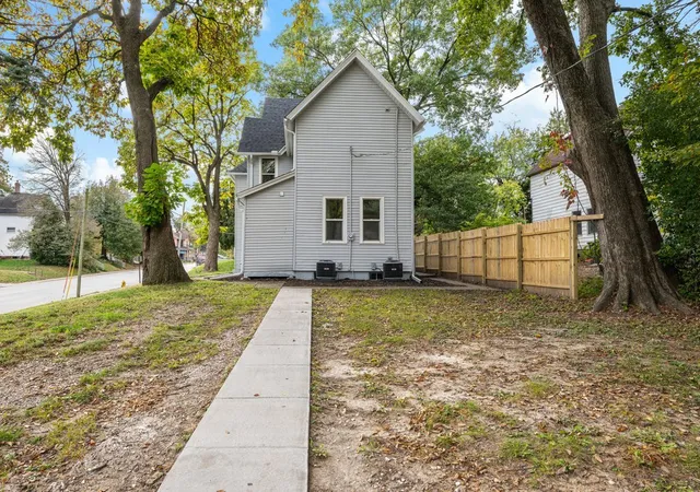 Photo 3 of Single family home for sale at 1152 E 13th Street, Davenport, IA 52803 | MLS# 12791001 | Listing updated on 2026-10-22