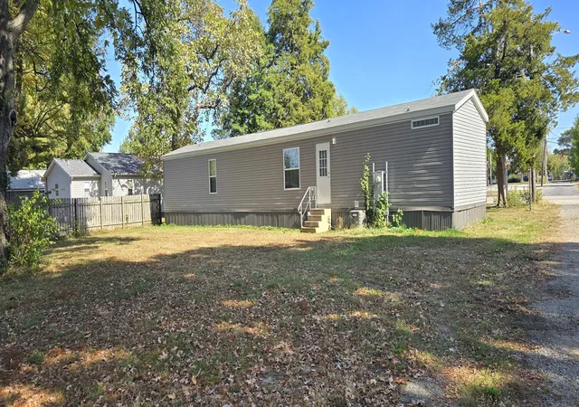 Photo 3 of Manufactured home for sale at 126 N Commercial St, Centralia, IL 62801 | MLS# 12791058 | Listing updated on 2026-10-22
