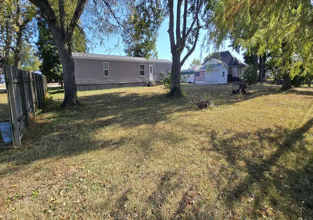 Photo 3 of Manufactured home for sale at 126 N Commercial St, Centralia, IL 62801 | MLS# 12791058 | Listing updated on 2026-10-22