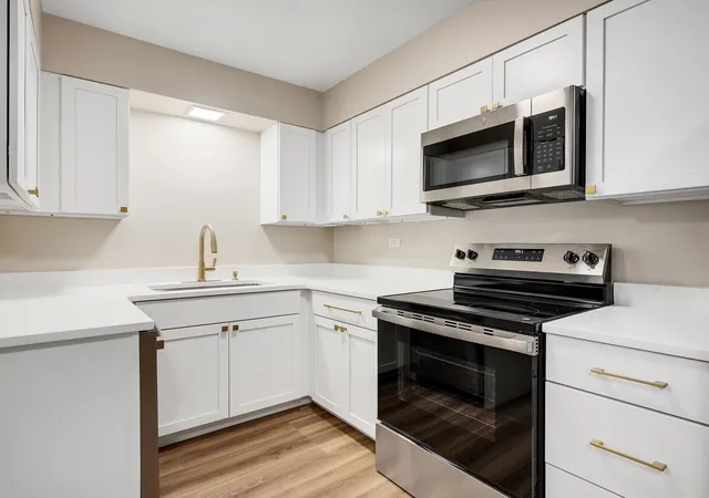 Listing Photo 5 - Condo for sale in building located at 4248 Saratoga Ave, Downers Grove, IL 60515 - Unit #207