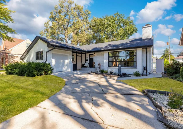 Single family home for sale at 9525 Parkside Ave, Oak Lawn, IL 60453 | MLS# 12791080