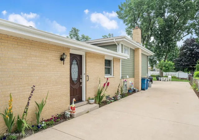 Photo 2 of Single family home for sale at 570 W Crockett Ave, Elmhurst, IL 60126 | MLS# 12791100 | Listing updated on 2026-10-21