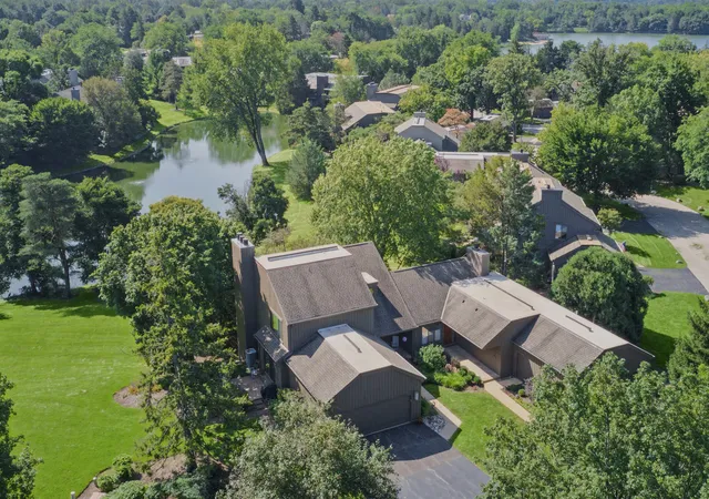 Photo 1 of Townhouse for sale at 463 Woodview Rd, Lake Barrington, IL 60010 | MLS# 12791128 | Listing updated on 2026-10-30