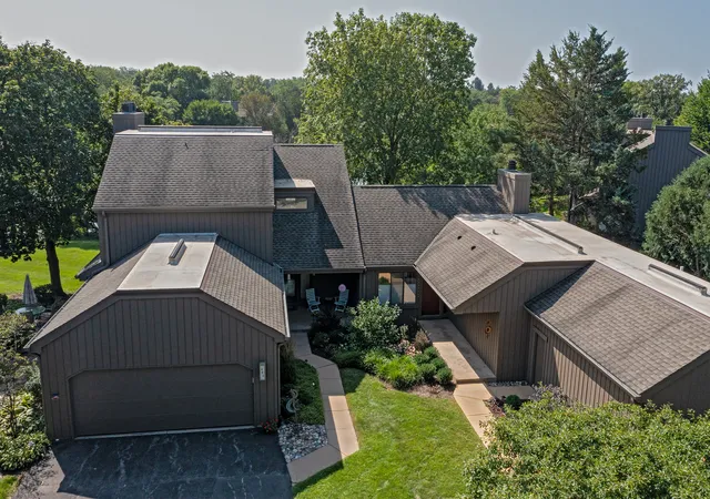 Photo 2 of Townhouse for sale at 463 Woodview Rd, Lake Barrington, IL 60010 | MLS# 12791128 | Listing updated on 2026-10-27