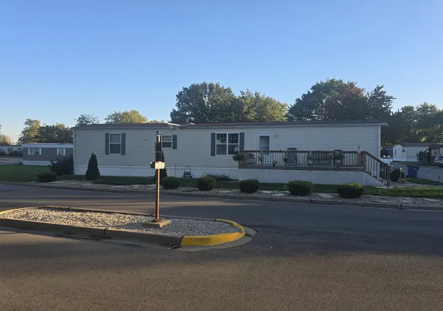 Photo 4 of Manufactured home for sale at 1102 11th Street, Bloomington, IL 61704 | MLS# 12791147 | Listing updated on 2026-10-22