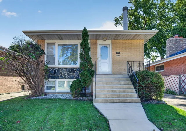 Photo 1 of Single family home for sale at 2829 W 101st Street, Evergreen Park, IL 60805 | MLS# 12791160 | Listing updated on 2026-10-22