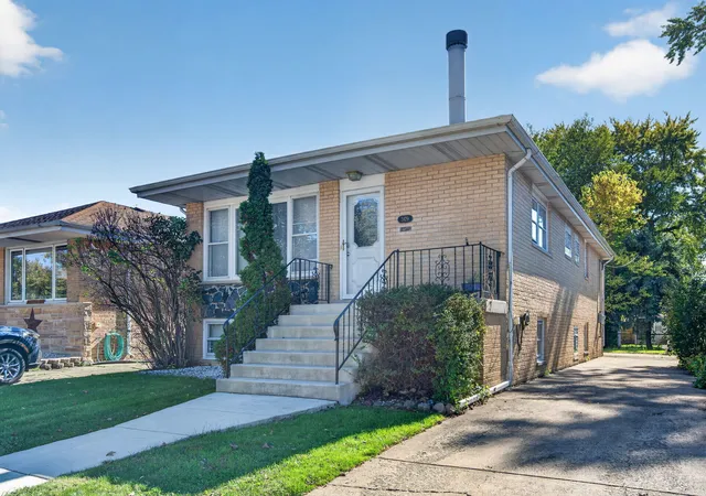 Photo 2 of Single family home for sale at 2829 W 101st Street, Evergreen Park, IL 60805 | MLS# 12791160 | Listing updated on 2026-10-22