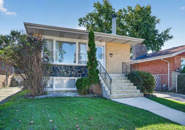 Photo 3 of Single family home for sale at 2829 W 101st Street, Evergreen Park, IL 60805 | MLS# 12791160 | Listing updated on 2026-10-22