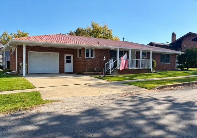Photo 1 of Single family home for sale at 520 N Quincy St, Clinton, IL 61727 | MLS# 12791185 | Listing updated on 2026-10-23