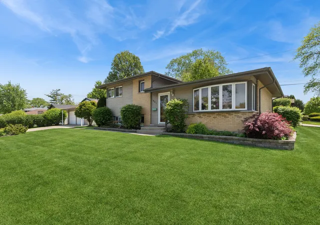 Photo 2 of Single family home for sale at 801 E Greenwood Dr, Mount Prospect, IL 60056 | MLS# 12791198 | Listing updated on 2026-10-23