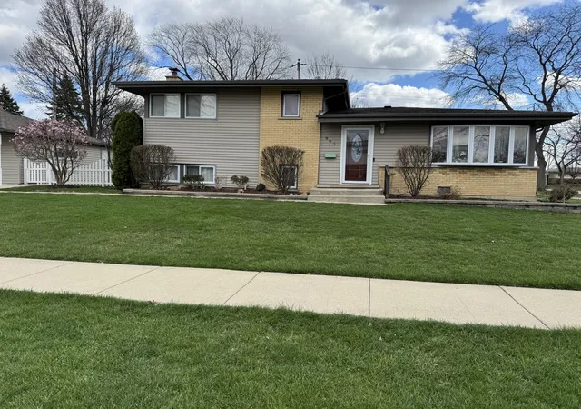 Photo 3 of Single family home for sale at 801 E Greenwood Dr, Mount Prospect, IL 60056 | MLS# 12791198 | Listing updated on 2026-10-23