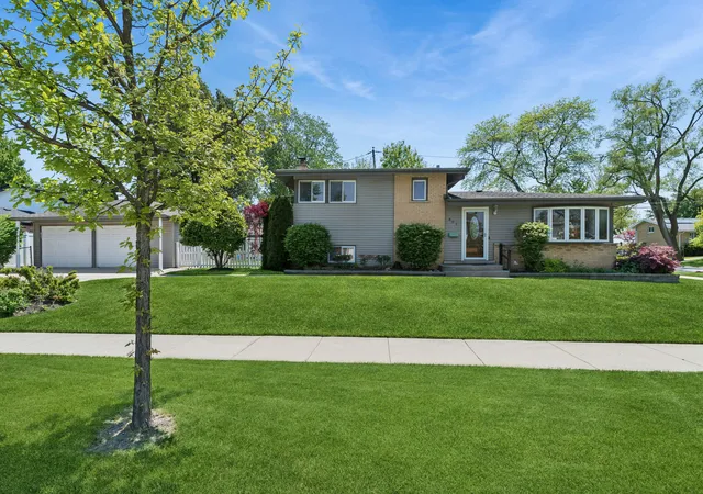 Photo 3 of Single family home for sale at 801 E Greenwood Dr, Mount Prospect, IL 60056 | MLS# 12791198 | Listing updated on 2026-10-23